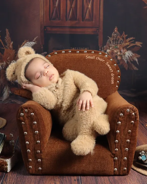 A glimpse into our creative setups. This cozy teddy bear theme shows how we use soft textures, charming props, and warm lighting to create an adorable and memorable scene for your little one.