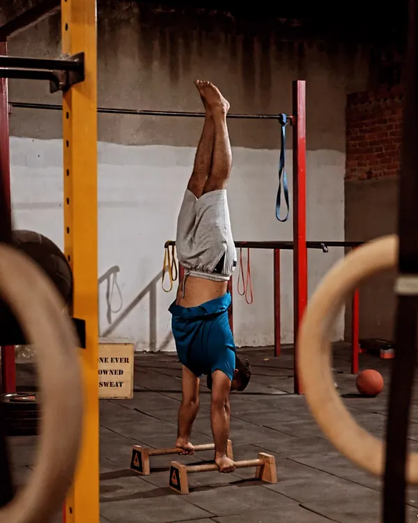 This is what we build: balance, control, and pure bodyweight strength. Mastering a handstand isn't just a party trick; it's the result of discipline and a deep connection between mind and muscle. We guide you through every step of the progression to unlock skills you never thought possible.
