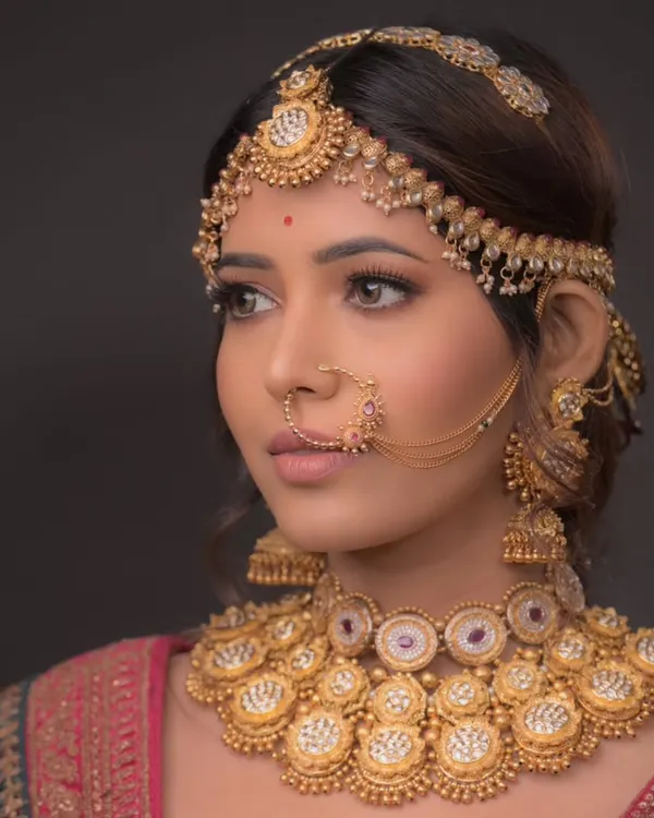 A stunning example of a classic North Indian bridal look. My students learn to master the art of the smokey eye, pair it with bold jewelry, and create a cohesive, regal aesthetic.