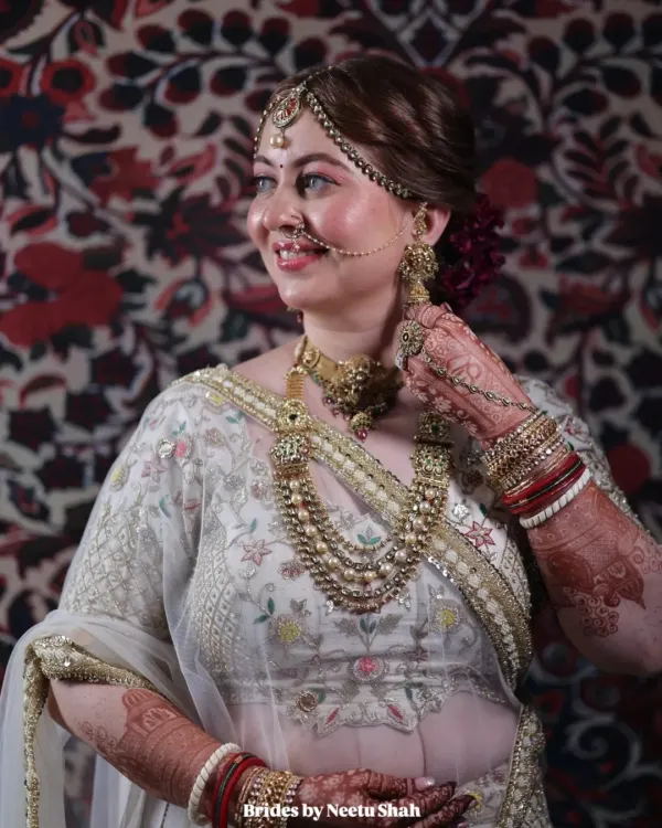 A close-up of our minimalist bride, Pooja. Her Phera look was centered on natural radiance, with soft eye makeup and a flawless base that let her skin shine through. The traditional matha patti and nath complete this elegant Gujarati bridal style.