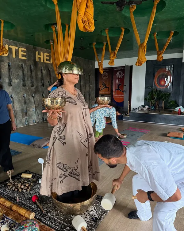 This is a powerful frequency vibration therapy session where you are fully immersed in the healing sounds of the Tibetan bowls. The vibrations move through your entire body, activating the parasympathetic nervous system to release deep-seated tension. It is a profound experience of letting go.