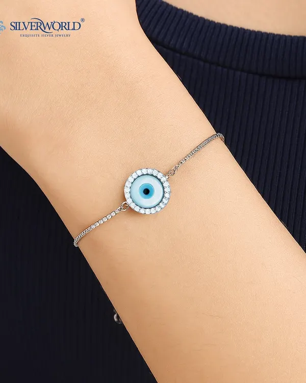 This adjustable Evil Eye bracelet combines style and subtle strength. The central charm is surrounded by a halo of brilliant Zirconia stones, set on a delicate 925 silver chain to keep unwanted energy at bay.