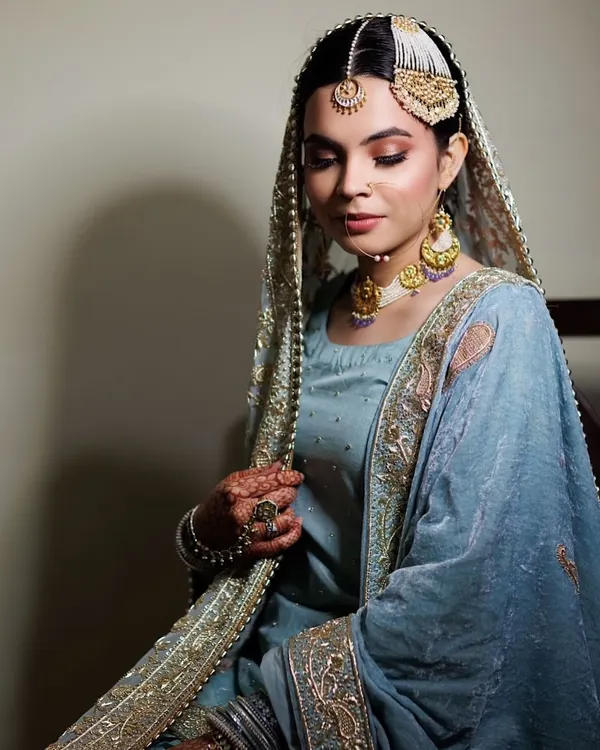 Doesn't she look like a Shehzaadi? This is a classic Nikah look, featuring soft, warm-toned eyeshadow, flawless skin, and traditional jewelry that completes the royal vibe.