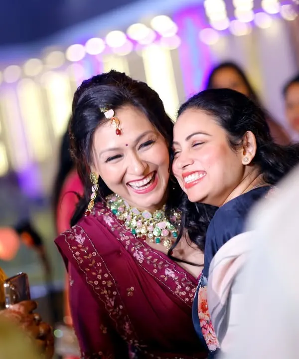 A moment of pure, unscripted laughter between friends at a 25th-anniversary party. My candid event photography focuses on capturing these genuine connections that tell the real story of your celebration.