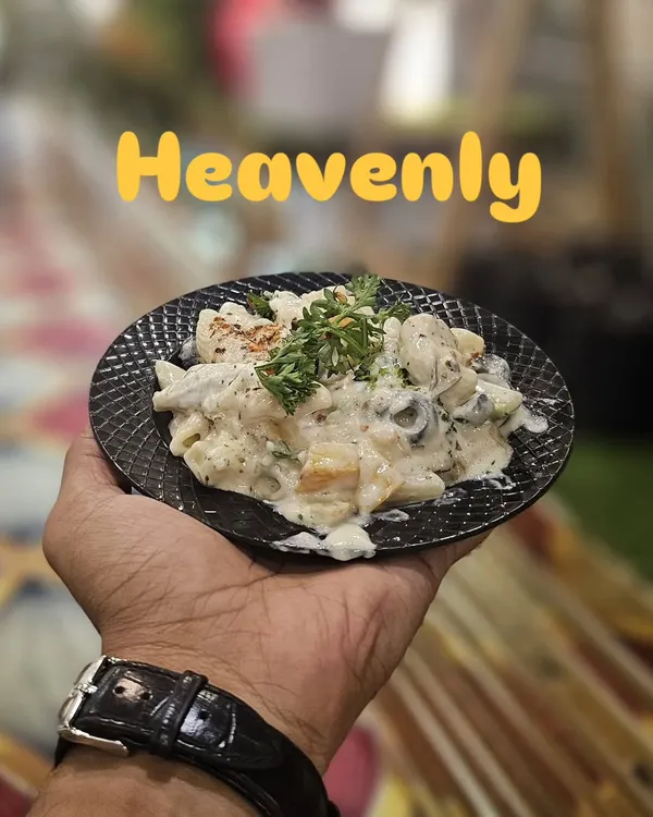 A heavenly serving of our creamy white sauce pasta, a popular choice for live counters at parties and corporate events.
