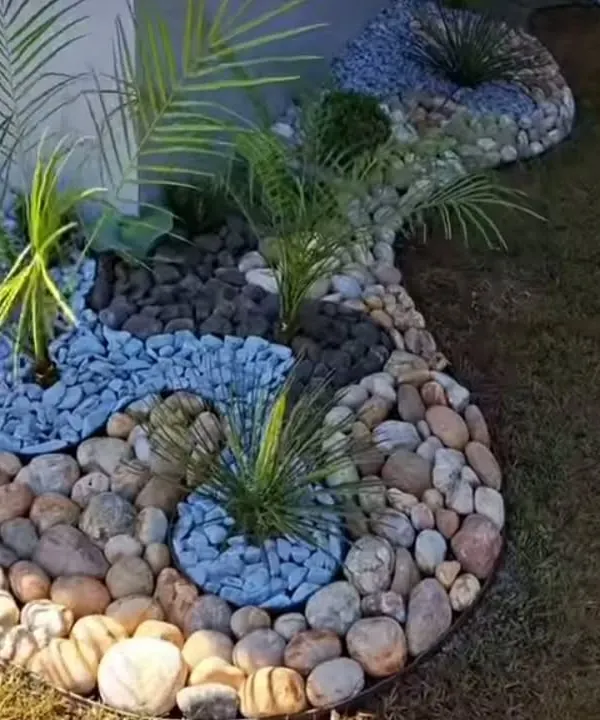 Small details make a big difference. We use decorative pebbles in different colors and sizes to create beautiful, low-maintenance designs and patterns within the garden beds.