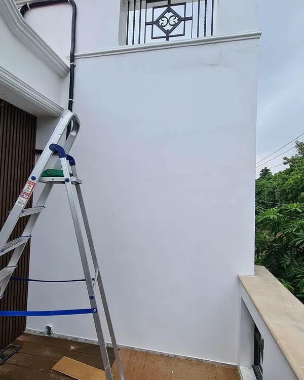 This is the starting point for many of my projects: a plain, empty balcony wall. This is the "before" picture that I love to transform.