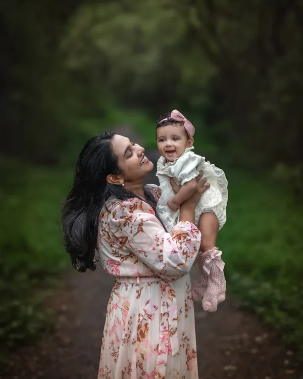 This is the kind of moment I live to capture. A mother lifting her child towards the sky on a quiet forest path, surrounded by soft, natural light. It’s a simple, pure expression of love that feels absolutely timeless.