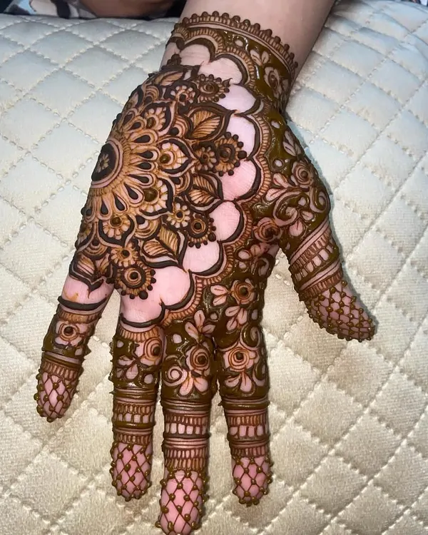 A beautiful mandala design, perfect for an engagement or for a wedding guest. The pattern is centered on the palm and extends to the fingers with detailed work.