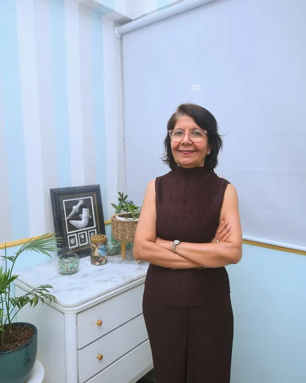 Meet Dr. Sonia Tekchandani, the guiding force behind Tender Skin. With over 35 years of clinical excellence, her expertise in aesthetics and her ability to make every client feel understood are the heart of our legacy.