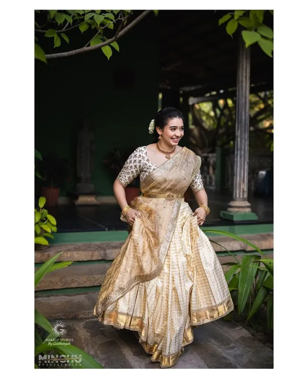 Priyanka on her Varapooja function, looking effortlessly beautiful. We chose a very natural makeup look and a simple half-up hairstyle to complement her elegant cream and gold langa davani.