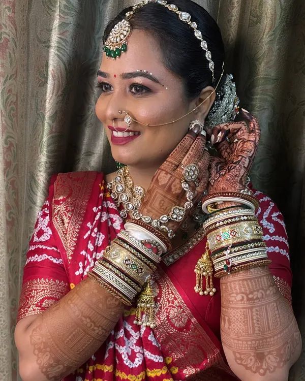 This is the smile I live for. For me, every bride is *maji mulgi*, and seeing her glow with happiness in her traditional Gujarati attire is the best feeling. This look features classic bold eyes and radiant skin that lasts all day.