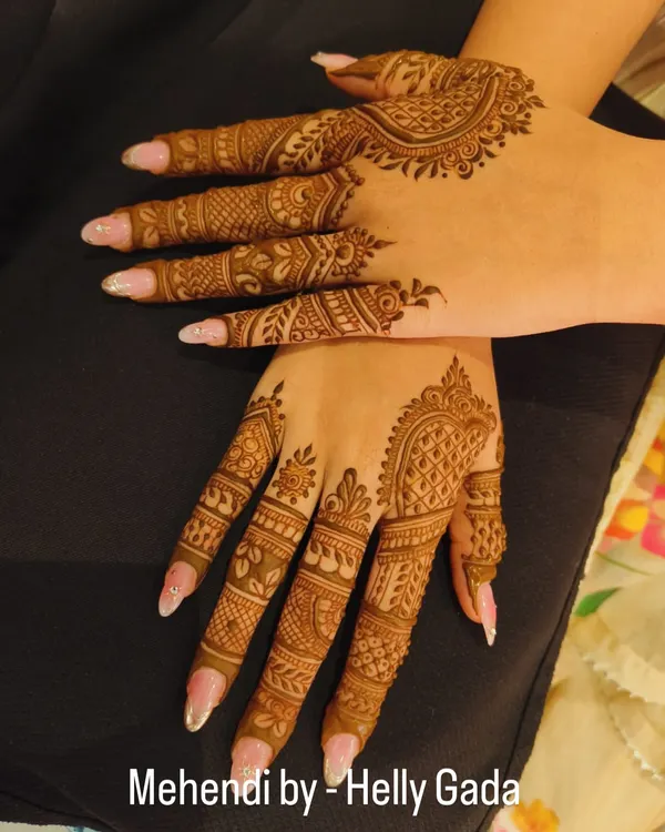 A beautiful, intricate design covering the back of the hands. This pattern features classic elements like paisleys, checks, and floral motifs, all woven together for a rich and traditional look.