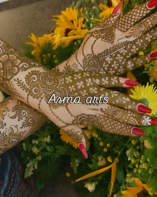 This Arabic fusion design features a beautiful floral vine that trails from the forearm down to the fingers, leaving skin exposed to make the pattern pop.