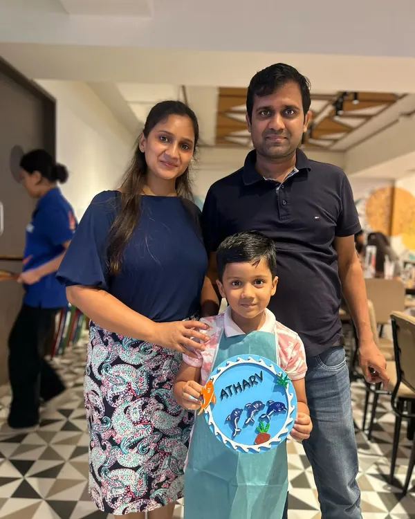 A beautiful family portrait from our Father's Day workshop. The son is proudly holding the personalized plate he painted, a wonderful gift and a memory of time spent together.
