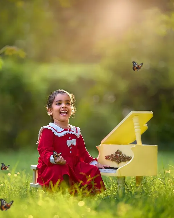 A little musician lost in a moment of pure joy. My themed photoshoots, like this one with a miniature piano and magical butterflies, are designed to create enchanting and memorable portraits.