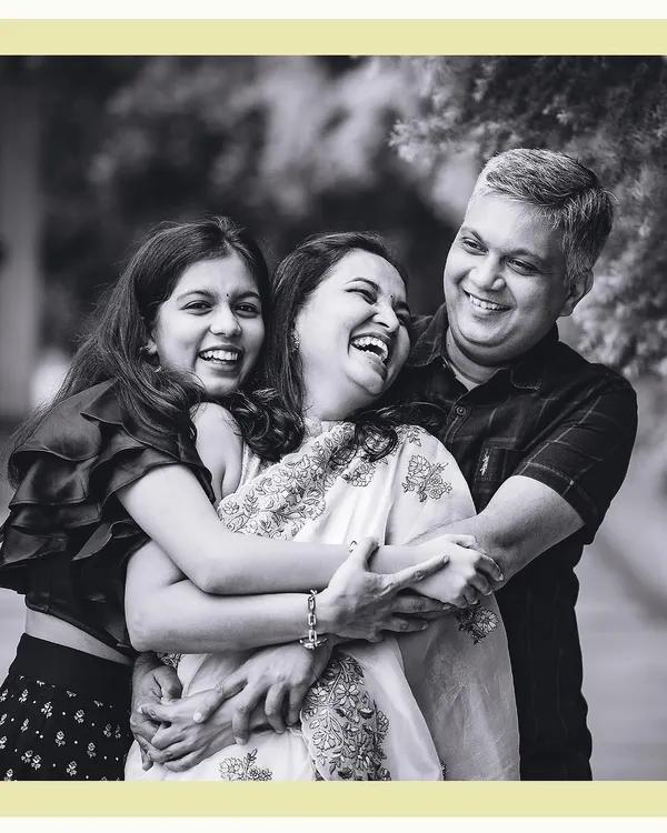 A perfect moment of family joy, captured in a candid black and white hug. This photo is all about genuine emotion and connection.