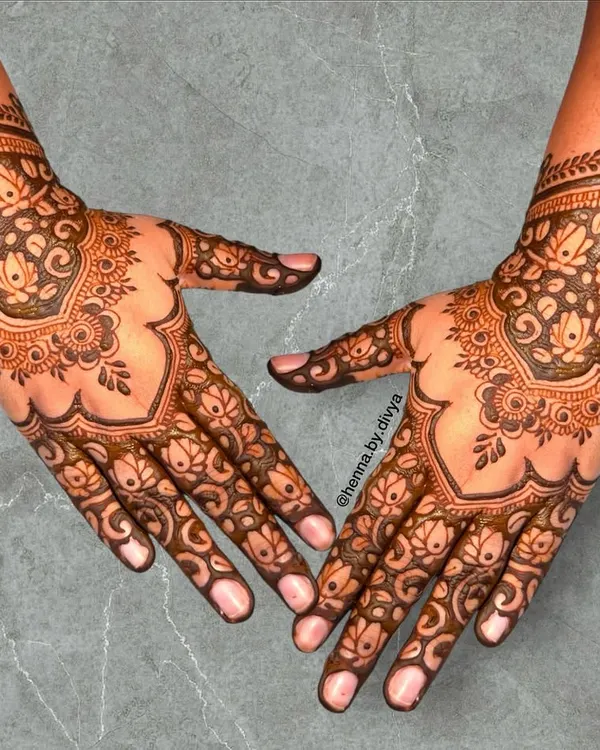 A classic and elegant back-hand design. The symmetrical pattern features a central floral and paisley motif that creates a beautiful shape on the hands.
