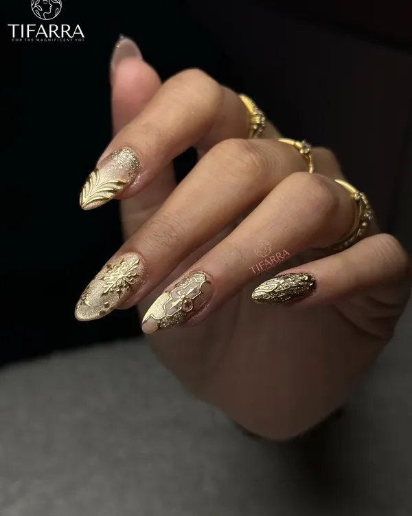 This is what we mean by wearable art. A full set of almond-shaped gel extensions featuring hand-sculpted 3D golden patterns, delicate glitter, and a shimmering cat-eye base for a truly magnificent look.