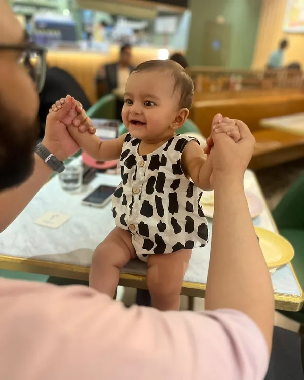 This black and white printed romper is a perfect example of style meeting comfort for infants. The clasp opening at the bottom makes diaper changes a breeze, and the soft cotton is gentle on your baby's skin.