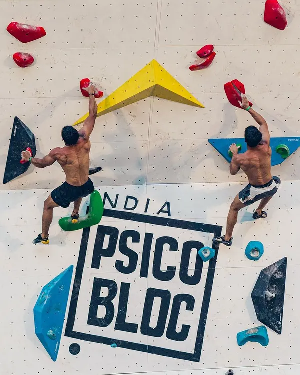 This is what the Psico Battle is all about. Two climbers race side by side up our 25 foot wall, with nothing but a deep pool of water below. It’s a test of speed, strength, and nerve.
