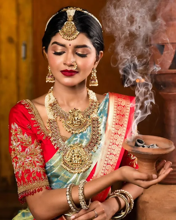 This is the moment every bride dreams of. For this traditional South Indian bridal look, I focused on creating a divine glow with classic red lips, defined eyes, and flawless skin that looks breathtaking in photos and in person.