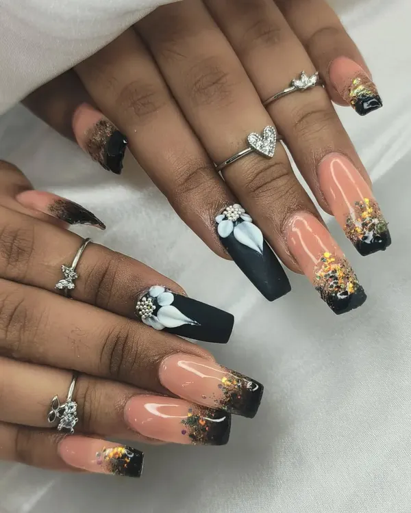 A dramatic look perfect for a special night out. This set features a matte black finish with a nude ombre, detailed with 3D white flowers, delicate rhinestones, and a touch of gold foil for that extra glam.