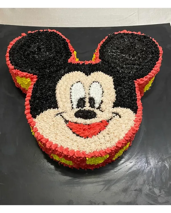 A classic Mickey Mouse face cake, created with detailed piping work. This 2kg cake is perfect for a nostalgic and fun birthday party.