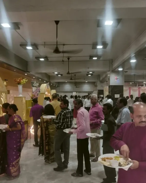 Guests lining up at the buffet during a large wedding for 950 people. My team ensures the service is smooth and organized, even with a large number of attendees.