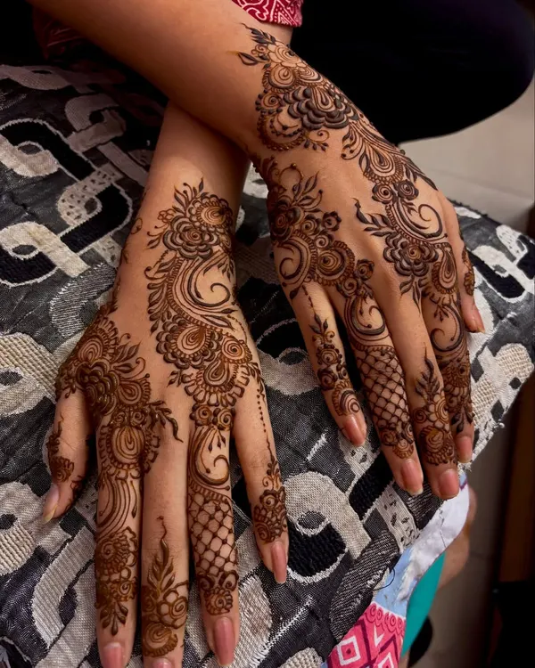 A beautiful non bridal design with a mix of floral and paisley patterns. The design covers the back of the hand and fingers, leaving some open space for a balanced look.