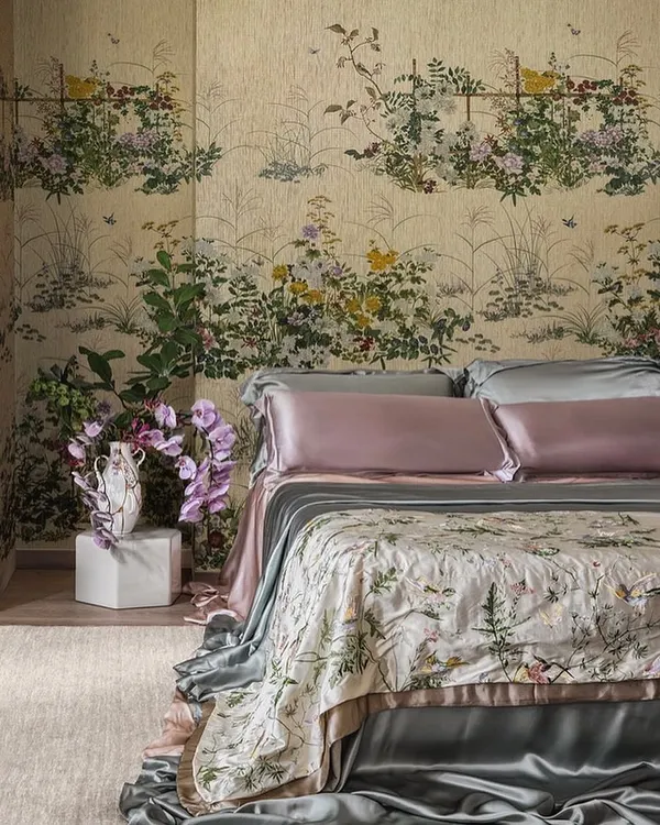 A breathtaking bedroom sanctuary enveloped in the "Scenic Flora" chinoiserie wallpaper. Inspired by vintage kimonos, the delicate, hand-painted style floral landscape creates a poetic and romantic atmosphere, turning the entire room into a masterpiece of interior art.