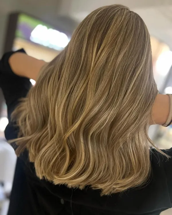 A stunning caramel blonde achieved with back-to-back foils for a beautifully blended and high-impact result. This is a perfect example of a rich, multi-dimensional blonde.