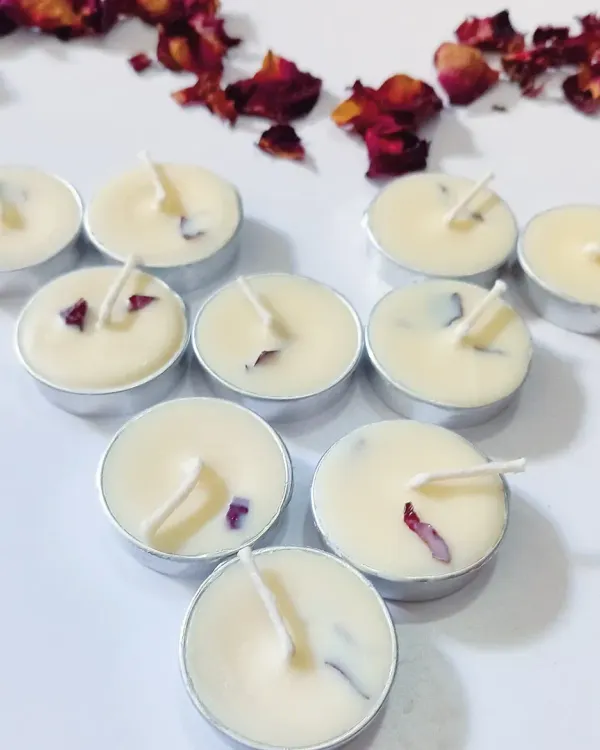 A beautiful arrangement of my air-dried rose petal tealights. The combination of real botanicals and the sweet Peach and Mango scent creates a truly special experience.