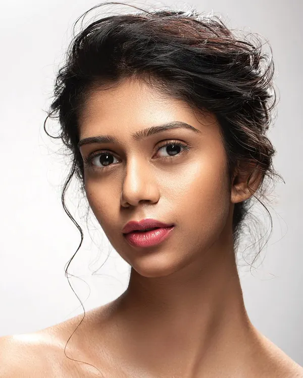 This headshot is all about natural beauty. We used soft lighting and minimal makeup to create a genuine and approachable portrait. This style is perfect for actors who need a shot that shows their true self.