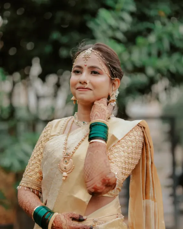 This is the look I live for. My beautiful Maharashtrian bride, Dhanashree, wanted a soft, neutral makeup look as she had never worn makeup before. I focused on creating a flawless, glowing base that enhanced her natural beauty without feeling heavy, paired with a traditional gajra braid.
