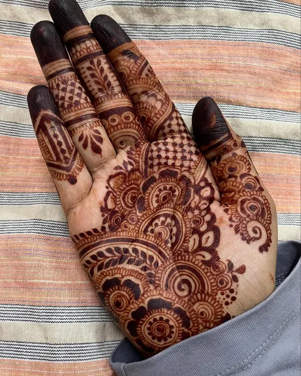A detailed design for the right hand, packed with paisleys, florals, and delicate shading. I really enjoyed the challenge of filling the palm with so much variety.