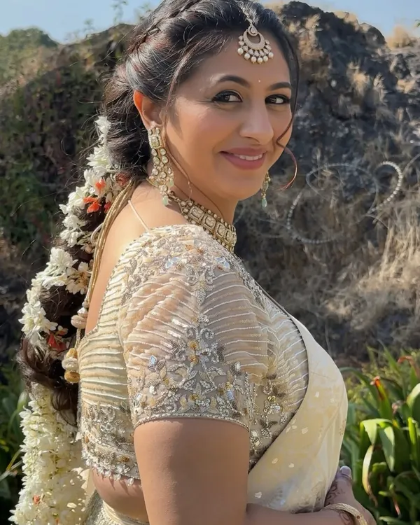 Sister of the groom, but make it a whole mood. This look is all about soft glam, clean blends, and lifted eyes for an effortless glow that lets her shine in her own spotlight.