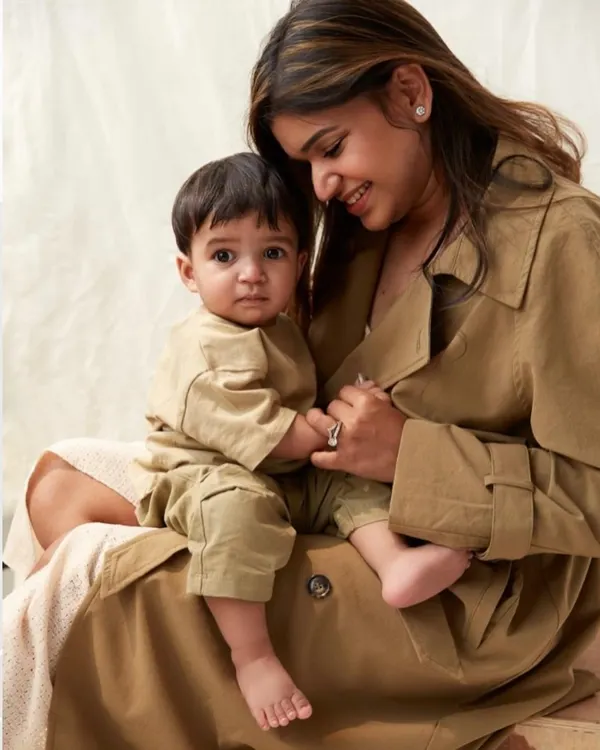A quiet moment between a mother and her son during their family portrait session. I love focusing on these simple, unposed interactions, where the natural bond is the most beautiful part of the picture. This is the heart of my minimalist family photography.