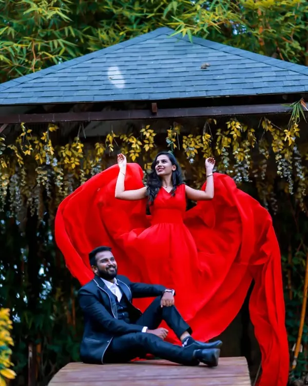 This is the magic of a flying gown. The vibrant red fabric creates a stunning heart shape, making it my top rental choice for romantic and dramatic pre-wedding photoshoots.