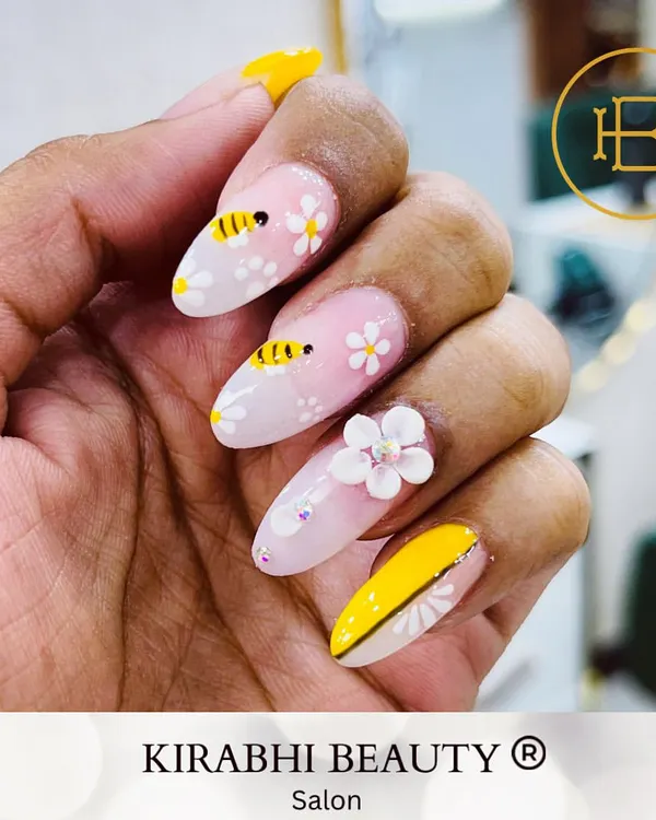 A perfect design for spring. This set features hand-painted bees, delicate daisies, and even a 3D flower charm for a fun, textured look.