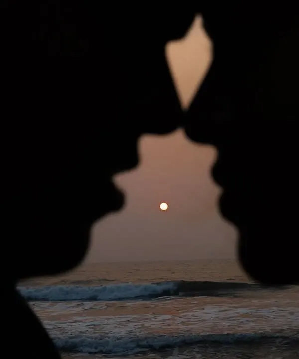 We framed this intimate moment against the setting sun and the sea, creating a silhouette that tells a story of closeness and solitude. This is the kind of artistic pre-wedding portrait we love to create.