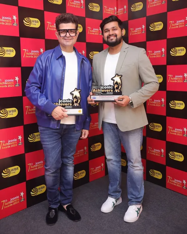 A proud moment receiving the Creative Excellence Award in Wedding Photography alongside the legendary photographer Dabboo Ratnani. This recognition is a huge honor for me and my team.