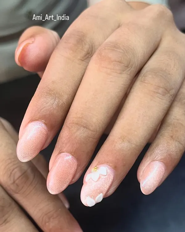 A subtle 3D flower on a shimmering base for a touch of elegance.