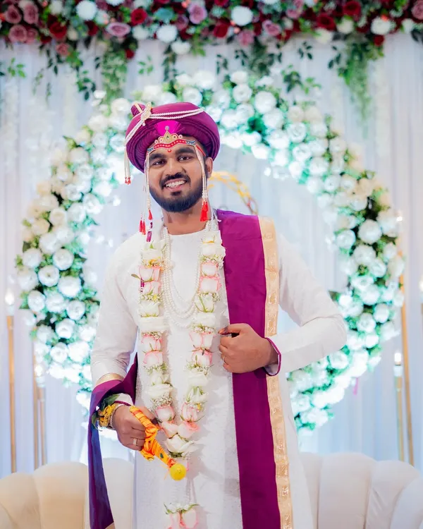 A handsome portrait of the groom, Naresh, in his traditional Maharashtrian wedding attire, complete with the turban (pheta) and mundavalya.