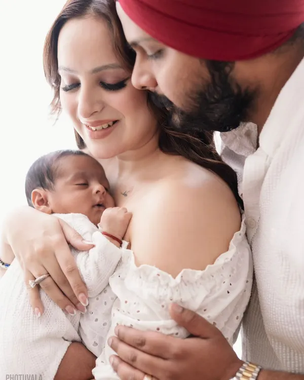 This is what it's all about. That feeling of completeness when your family grows by two little feet. I aim to capture these quiet, love-filled moments for you to hold onto forever.