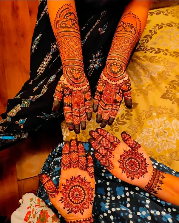 A perfect example of the variety we offer for guests. One hand features a full, intricate design while the other showcases a beautiful and popular mandala pattern on the palm.