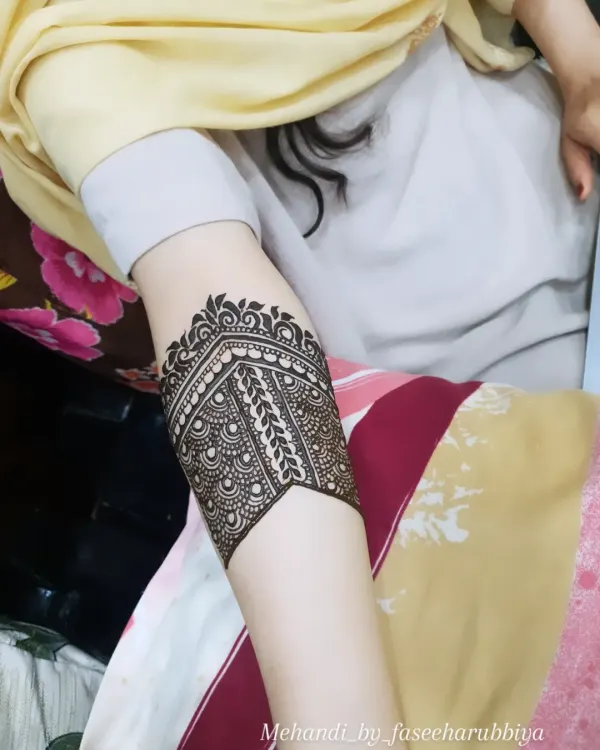 A close-up of the intricate armband I created as part of a larger engagement henna design.