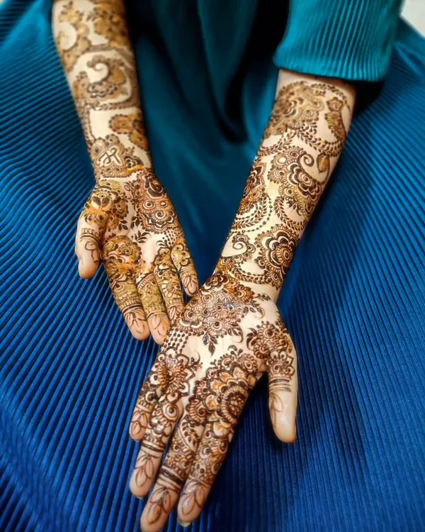 An elegant and intricate design that is perfect for a wedding guest or a festive party.
