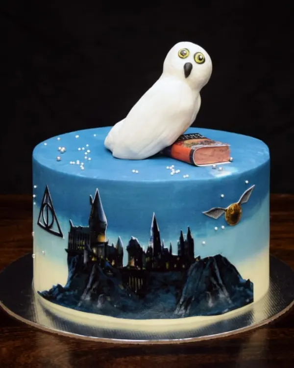 For all the Potterheads, this one's for you. I hand-painted the Hogwarts silhouette onto this cake and topped it with a fondant Hedwig and a golden snitch. It’s a magical centerpiece for any Harry Potter themed celebration.