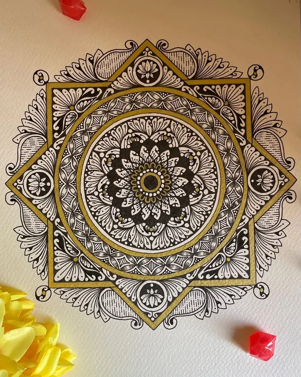 Isn’t it beautiful? I always plan to try new things but end up with mandalas. This piece combines a classic mandala with a geometric star shape, outlined in gold for a striking effect.